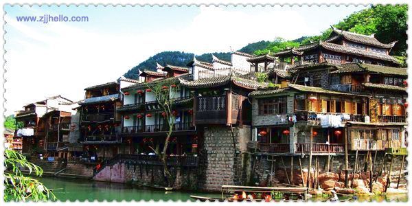 張家界、黃石寨、金鞭溪、袁家界、天子山、十里畫(huà)廊、黃龍洞、寶峰湖、天門(mén)山、鳳凰古城四日游